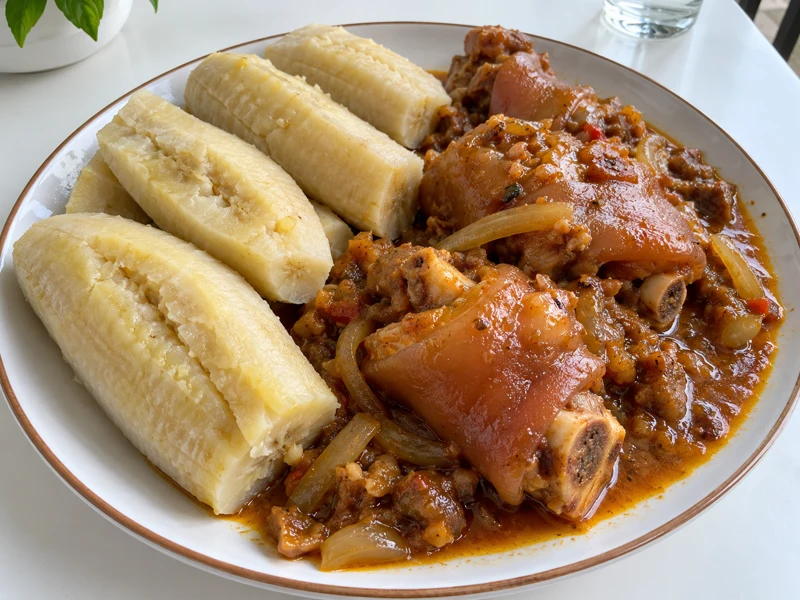 Bannann bouyi ak ragou — complete meal (AI illustration)